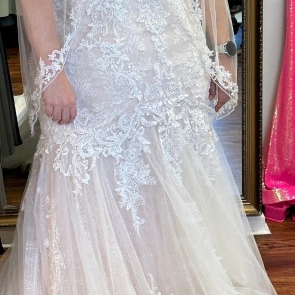 Maggie Sottero Cream Lace Wedding Dress - Picture 2 of 4